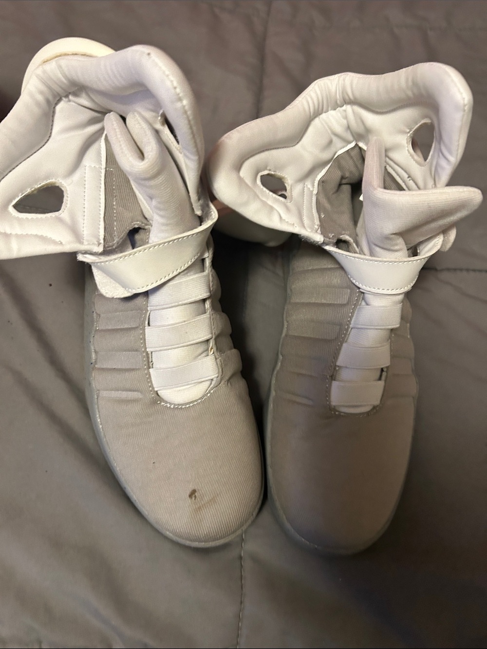 Men’s High-Top Athletic Sneakers in Light Gray and White
